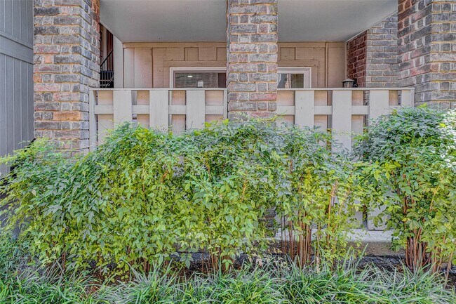 Building Photo - 7555 Katy Fwy