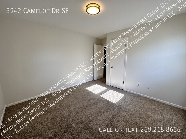 Building Photo - 3942 Camelot Dr SE