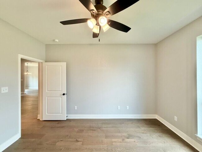 Building Photo - Beautiful and Spacious 3-Bedroom, 2-Bath R...