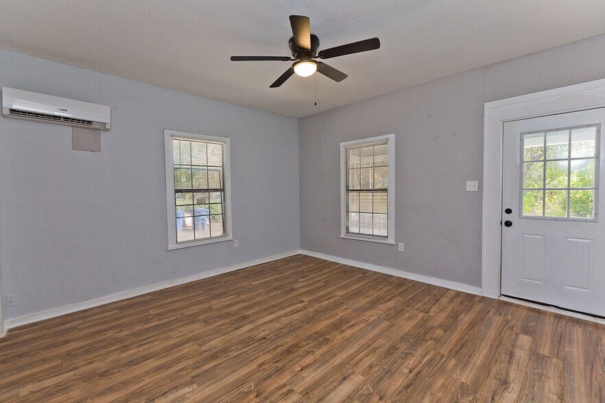 Building Photo - 143 Tremlett Ave