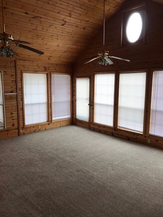 Building Photo - 3 Bedroom 2 Bath in West Norman