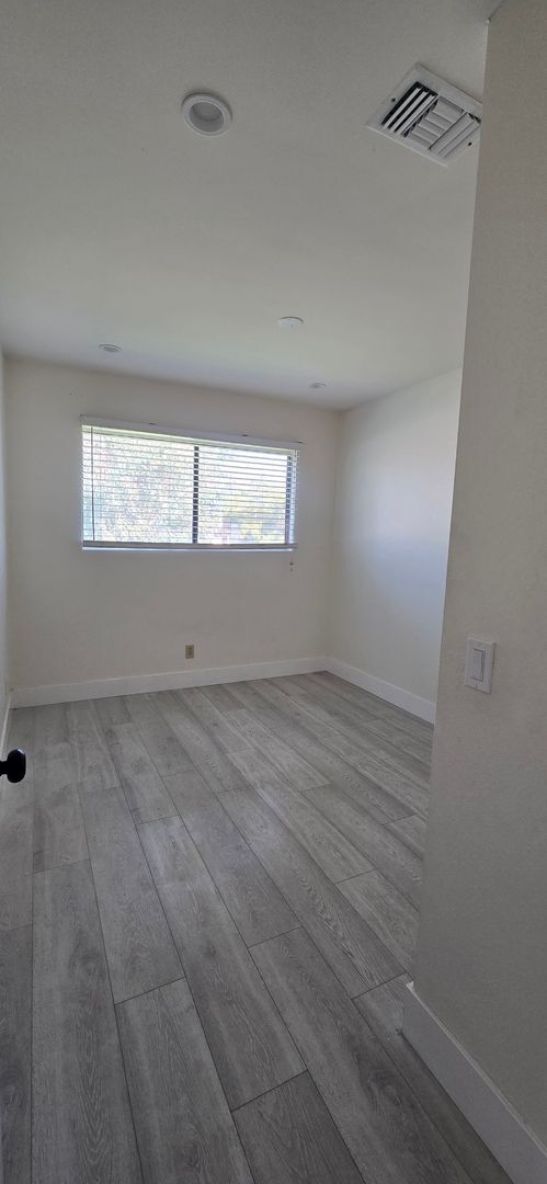 Building Photo - Beautifully Maintained & Convenient Townhome