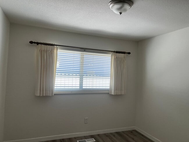 Building Photo - 142 Hillview Dr