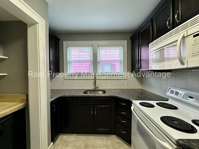 Building Photo - 851 Gardendale.