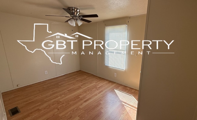 Building Photo - 3/2 in Bremond