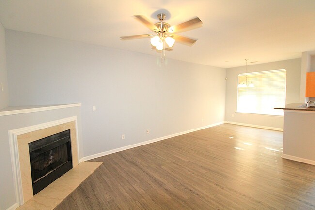 Building Photo - Move-in Ready Townhome!!