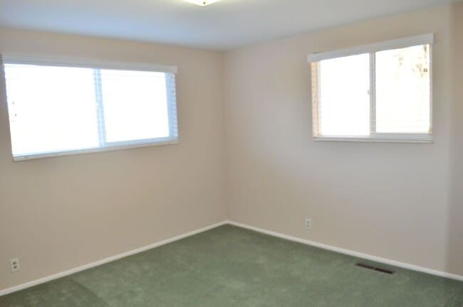 Building Photo - Beautiful Home in Excellent Murray Location!