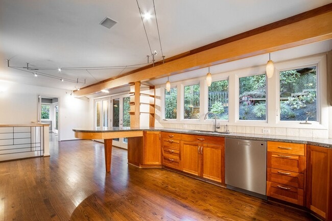 Building Photo - Portland Heights Home w/High-End Finishes! Double Range Viking Stove, Granite, Wood Floors, Sun R...