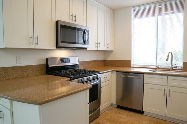 Building Photo - 401 El Cielo Rd