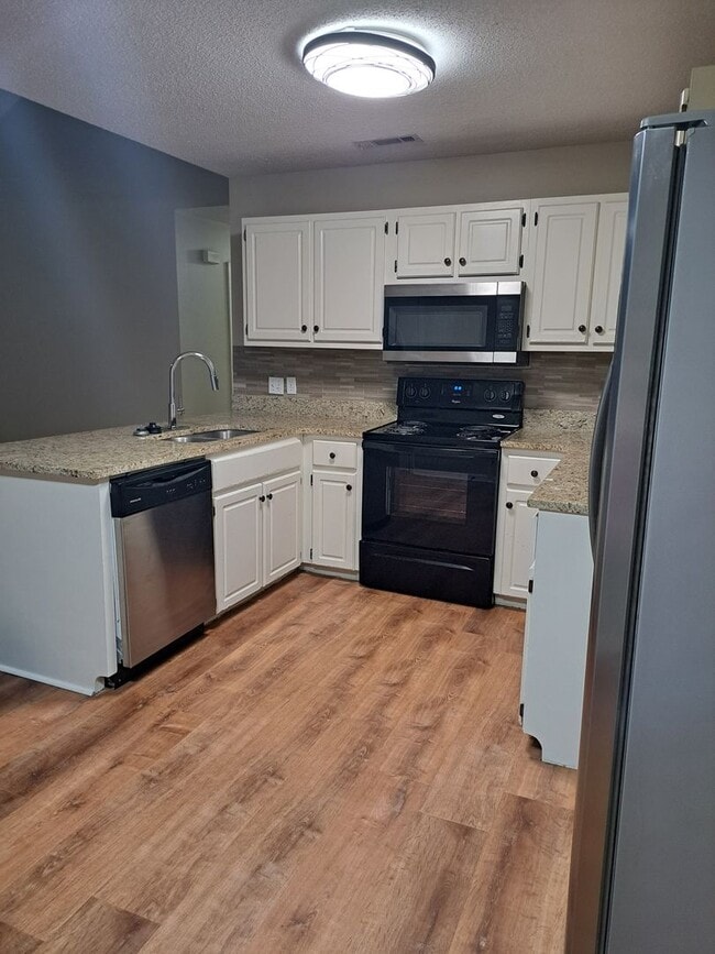 Building Photo - 3 Bed/3 Bath