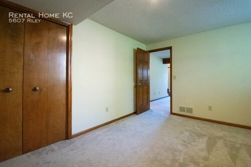 Building Photo - 5607 Riley St