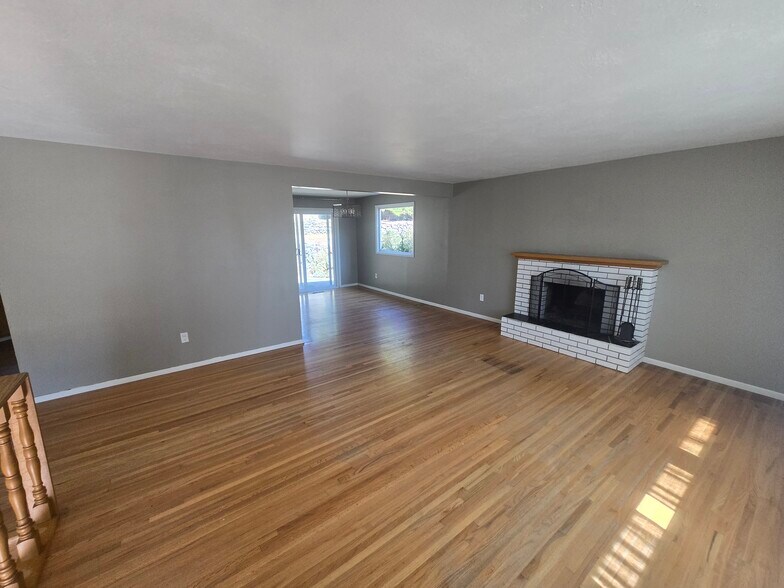 Building Photo - 3010 W Weile Ave