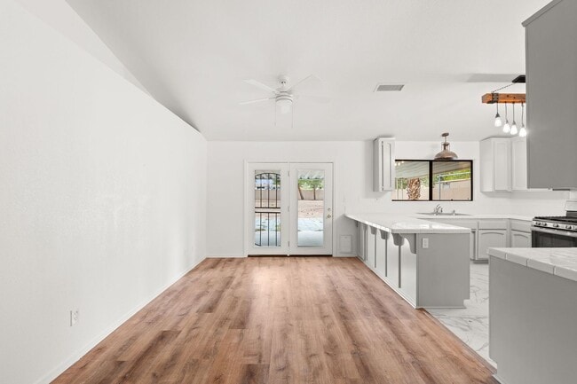 Building Photo - Recently Renovated Home