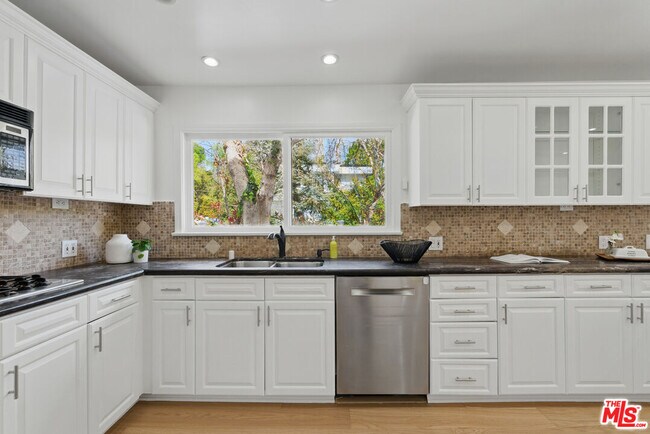 Building Photo - 5220 Melvin Ave