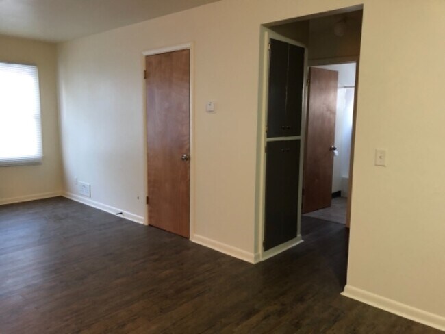 Building Photo - 2106 Lake Point Dr