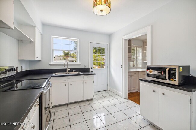 Building Photo - 8056 Catawba Dr