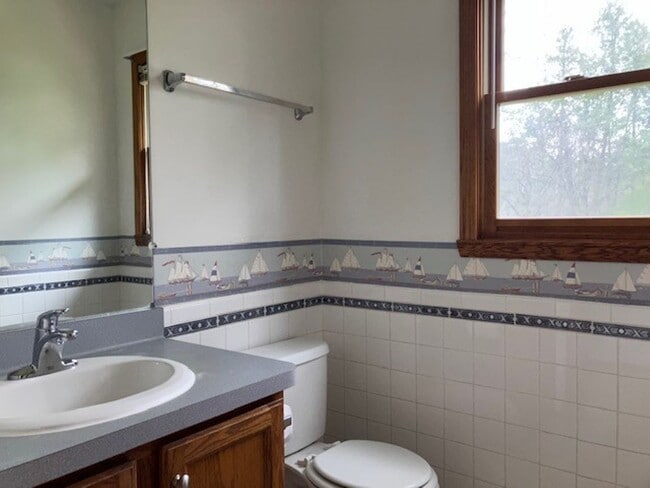Building Photo - Spacious 4 bedroom, 2.5 Bath Two Story Home