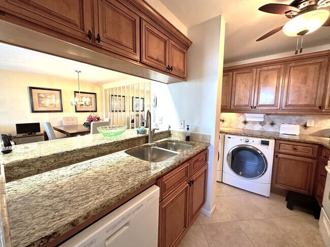 Building Photo - STUNNING SEASONAL 2/2 CORNER CONDO WITH OV...