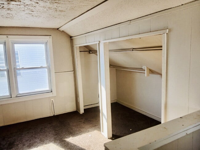 Building Photo - 21465 Syracuse Ave