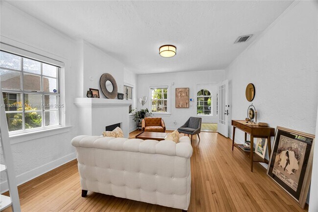 Building Photo - 410 Majorca Ave