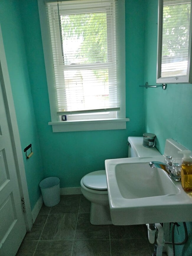 Building Photo - 2 bedroom 1.5 bath single family home