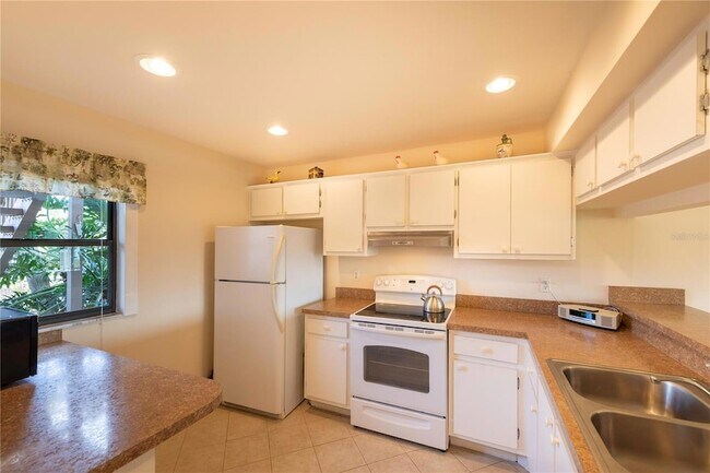 Building Photo - 696 Bird Bay Dr W