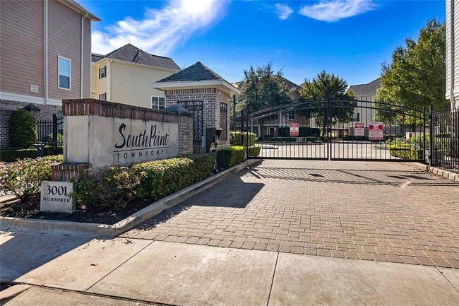 Building Photo - This Condo is The Perfect Blend of Comfort...