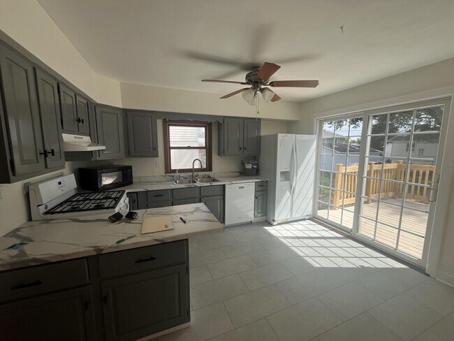 Building Photo - 6 Riverview Ln