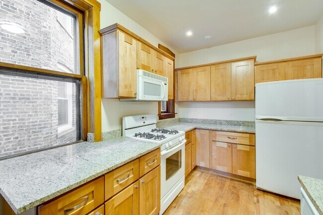 Building Photo - 1434 W Thorndale Ave
