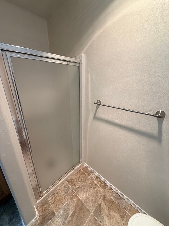 Building Photo - *Half-Off 1st Month's Rent!* Large Three Bedroom Duplex in Keizer