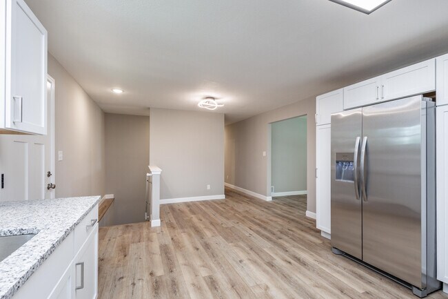Building Photo - 25 Poplar Hill Dr