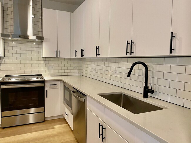 Building Photo - Stylish 3 Bedrooms 2 Bathrooms with Top-Tier Amenities Condo in East Austin!!!
