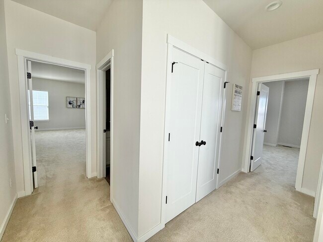 Building Photo - 6394 S Trailwoods Dr