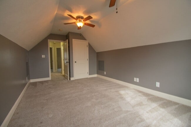 Building Photo - 4 Bedroom 2.5 Bathroom With Bonus and Screened in Porch!