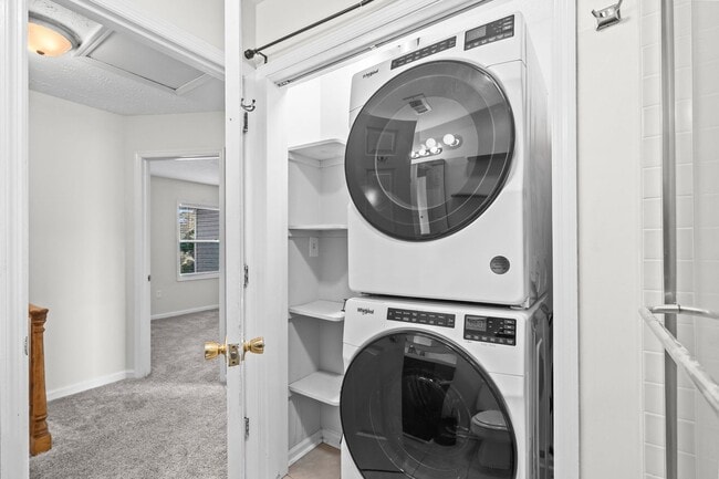 Building Photo - Reduced Rent for Any Lease Signed in Feb!! 8 Blocks to the Beach!!