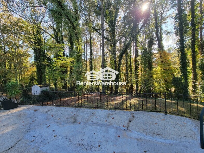 Building Photo - 3566 Highwood Dr SW
