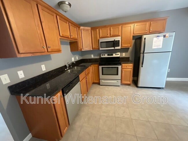 Building Photo - 700-704 Fountain View Dr