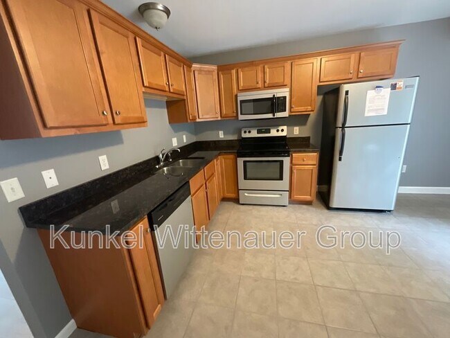 Building Photo - 704 Fountain View Dr