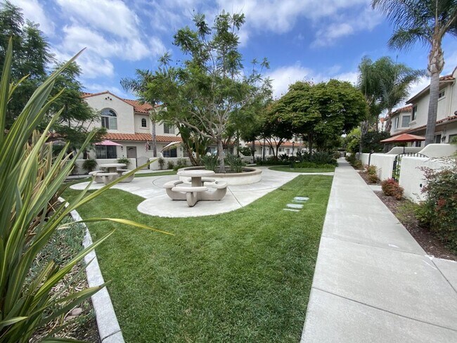 Building Photo - Oceanside stunner - 3 bedroom townhome available now!