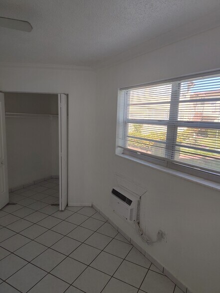 Building Photo - 1605 NE 185th St