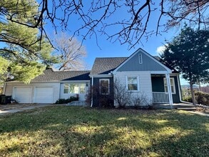 Building Photo - UPDATED 3 bed, 2 1/2 bath in central Lincoln