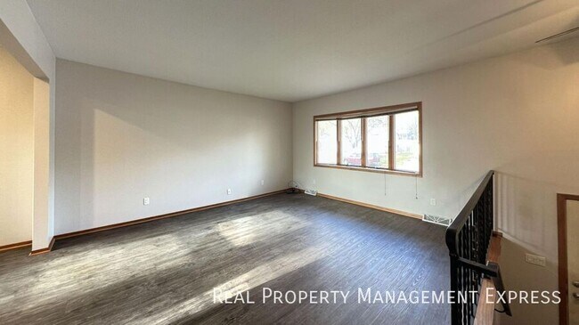 Building Photo - 4 bed 2 bath Newly Remodeled Home with att...