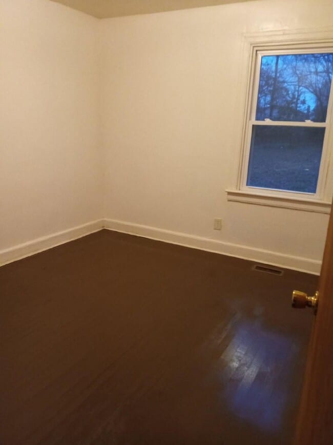 Building Photo - 2/1 within walking distance to downtown Sh...