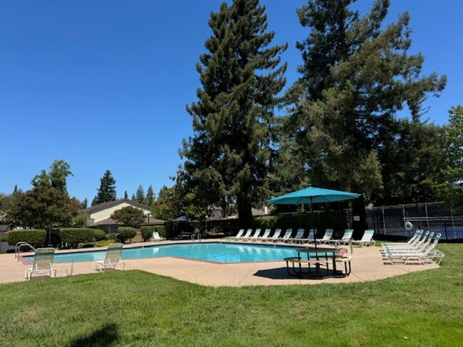 Building Photo - Beautiful two story townhome in Sunset Par...