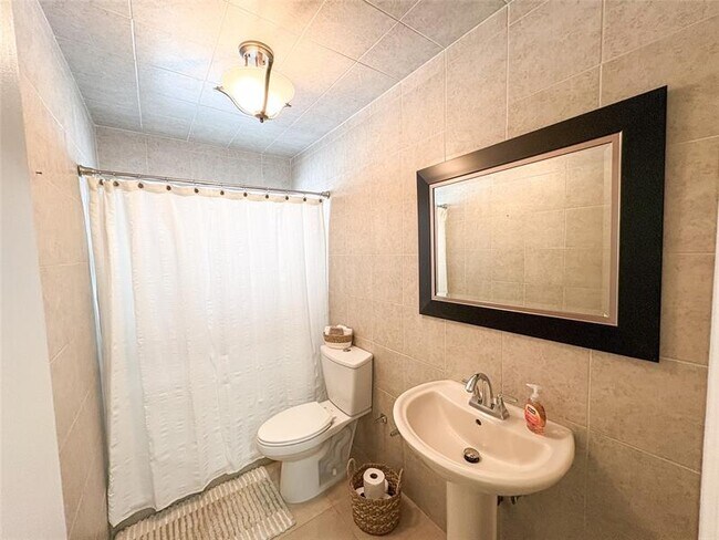 Building Photo - 4541 N Ocean Dr