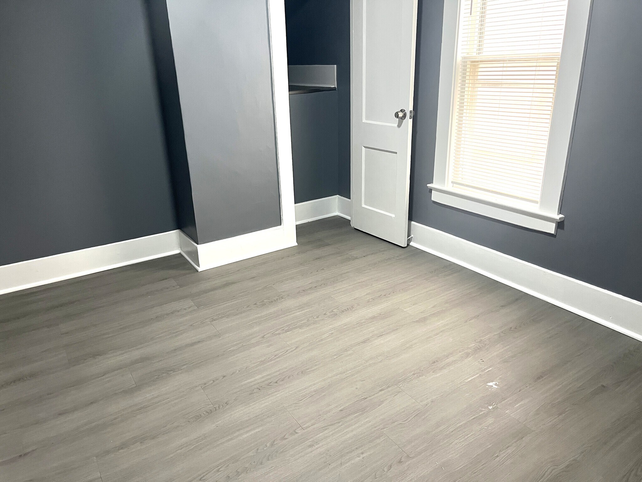 Building Photo - 548 E 7th St