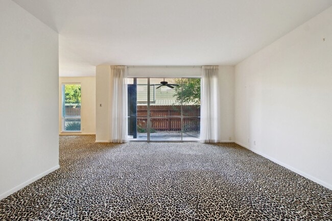 Building Photo - Spacious townhouse for rent! CPS & WATER INCLUDED WITH RENT !