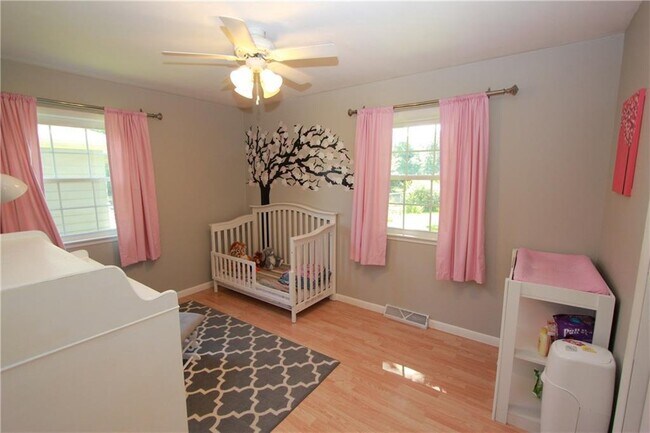 Building Photo - 4 Bedroom, 1.5 Bathroom Beautiful Home - You do not want to miss this one!