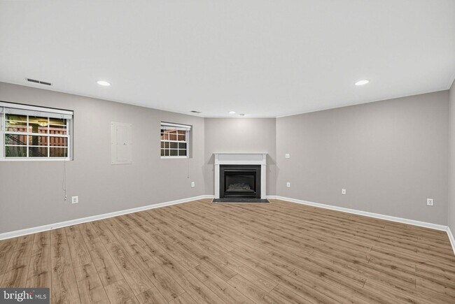 Building Photo - 21588 Bankbarn Terrace