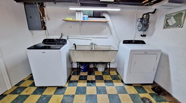 Building Photo - Fully Furnished 4 Bed / 1-1/2 Bath Single Family Home w/2 Car Garage